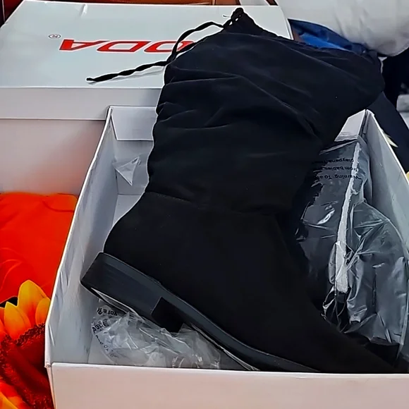 NIB NWT BLACK Suede Boots - Picture 1 of 9